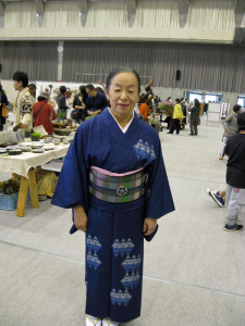 綾紬の藍染の着物をお召しの、秋山夫人。